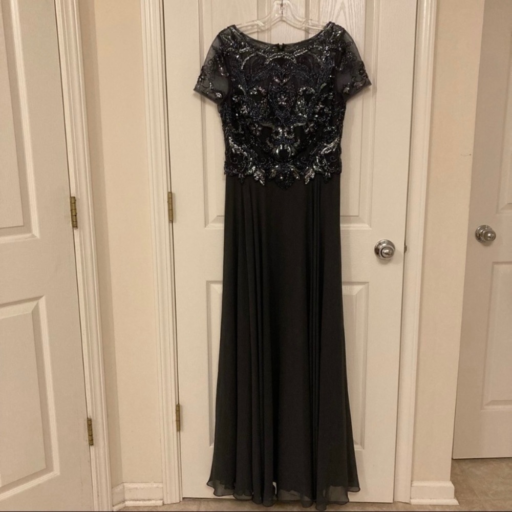 Xscape Beaded Bodice Embellished Short Sleeve Chiffon Gown in Charcoal Size 16 - Picture 4 of 13